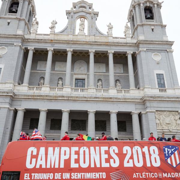 2018-05-18 - Ofrece sus títulos a la Almudena