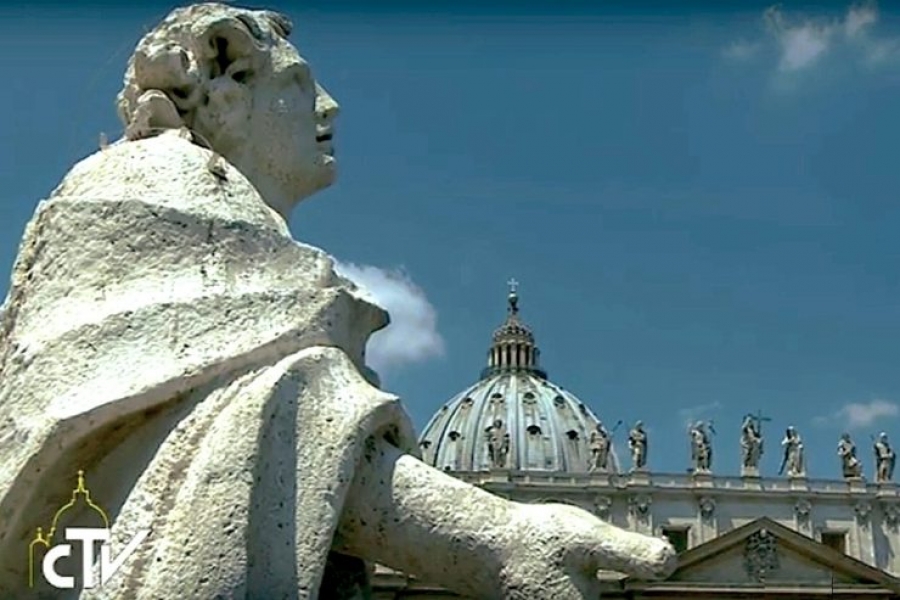 Francisco en el ángelus: María nos guíe a la santidad para construir día a día la justicia y la paz