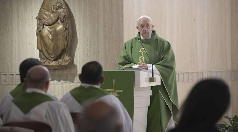 El Papa señala las tres características en las que se sostiene la autoridad del sacerdote