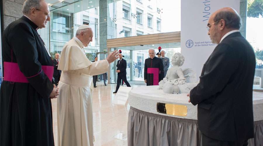 Papa Francisco regala estatua del niño sirio Aylan, fallecido en una playa de Turquía