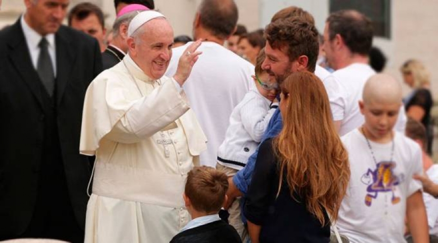 No hay nada más hermoso en la vida que casarse y formar una familia, dice el Papa