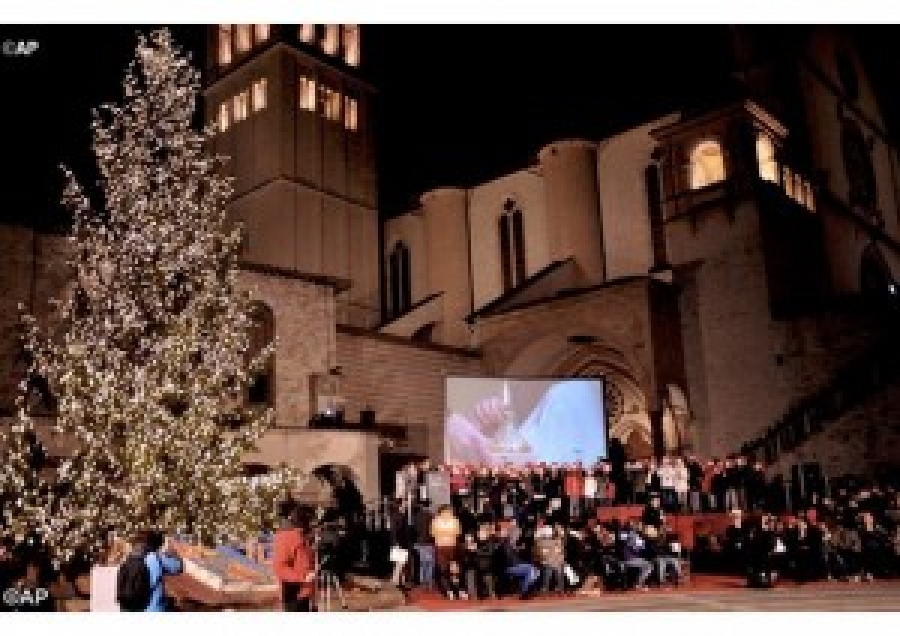 Francisco enciende el árbol de Navidad de Asís