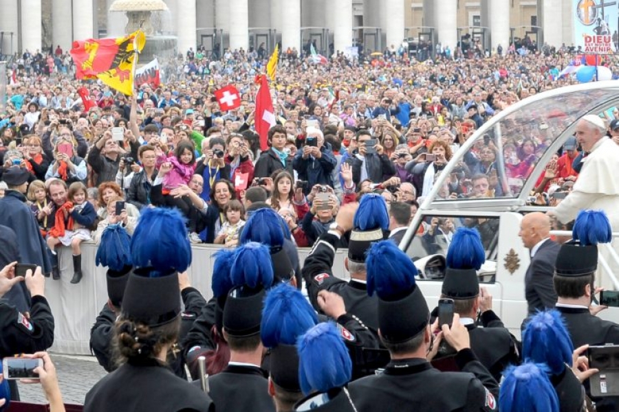 El Papa narra la historia real de una señora, un taxista y un refugiado
