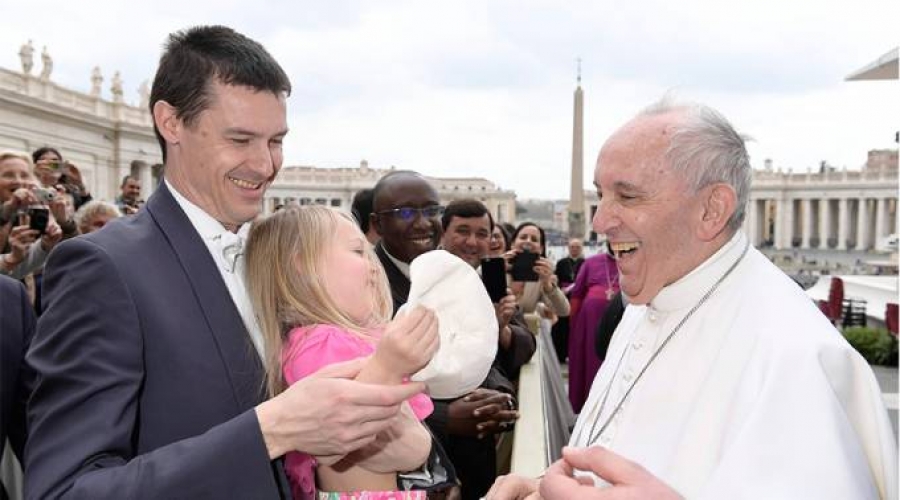 La travesura de una niña de 3 años que divirtió al Papa Francisco