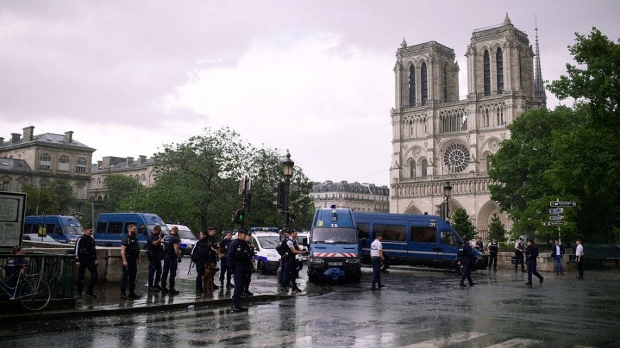 Mil personas atrapadas en catedral de Notre Dame por atacante en París