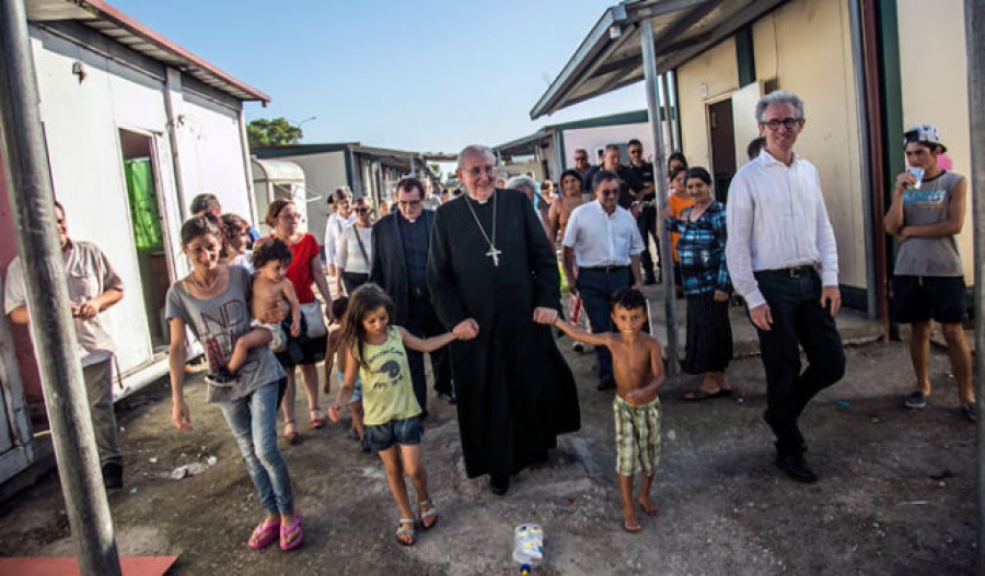 El cardenal Vallini denuncia el «degrado inaceptable» en su visita a un campamento gitano