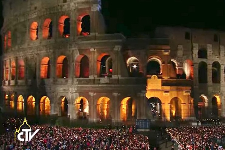 El Santo Padre en el Coliseo: &#039;Avergonzados pero con la esperanza de que el bien vencerá&#039;