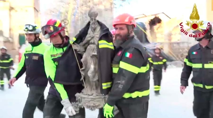 Bomberos rescatan de basílica en escombros la imagen de San Benito de Nursia