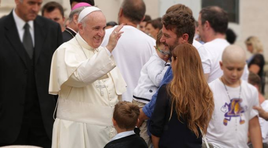 Santo Padre: Devolvamos el honor a la promesa de amor y fidelidad entre hombre y mujer