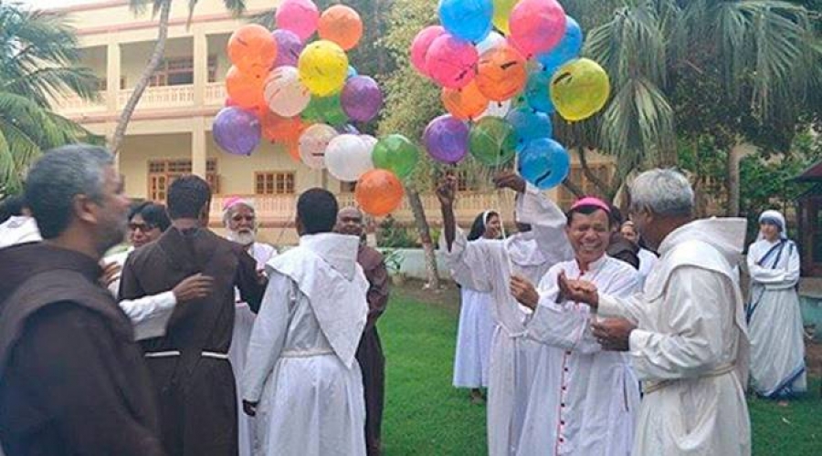 Luz en la oscuridad: Ordenan 5 nuevos sacerdotes en Pakistán