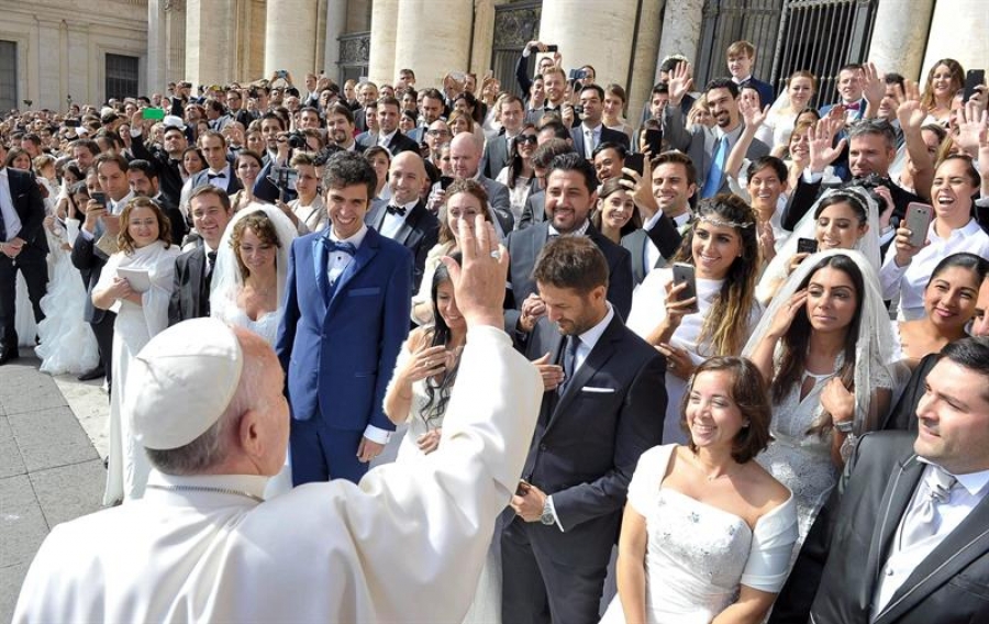 El Santo Padre da las gracias a Mons. Chaput por la organización del Encuentro Mundial de las Familias