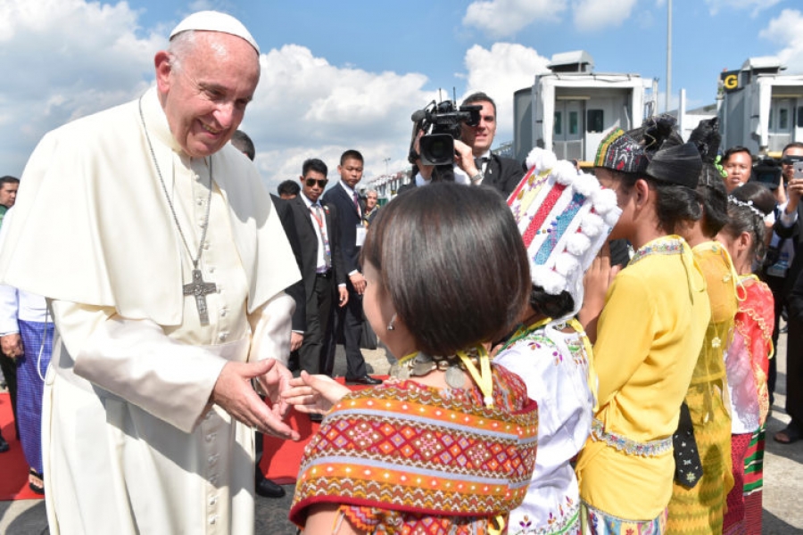 Myanmar: Los refugiados Kachin donan al Papa un báculo de madera