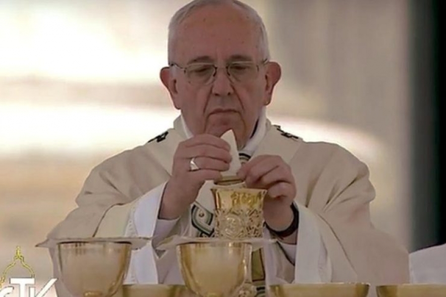 El Papa a los recién casados: «La eucaristía es el alimento de la familia»