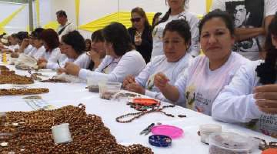 Perú: A la venta 300 mil rosarios fabricados por presos para visita del Papa Francisco
