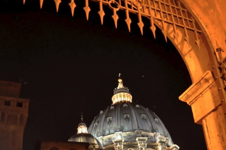 El Papa divide: por un lado la administración, por el otro la vigilancia