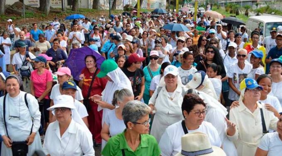 Multitud recorre capital de Venezuela en Vialucis por la Paz