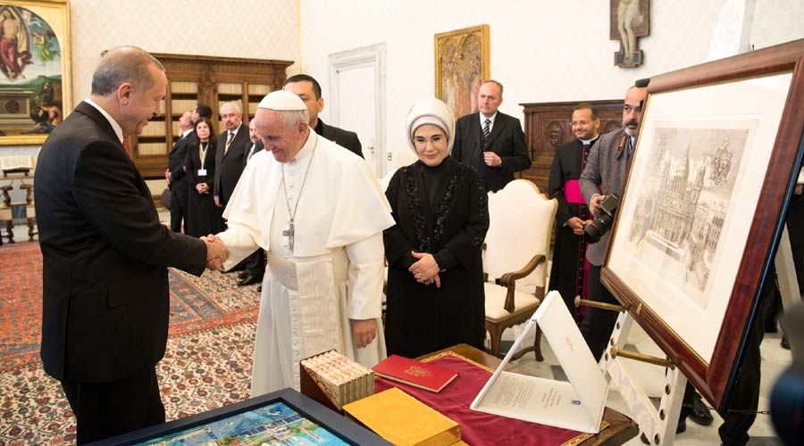 El Papa regala a Presidente turco un «ángel contra la guerra» en histórica visita a Roma