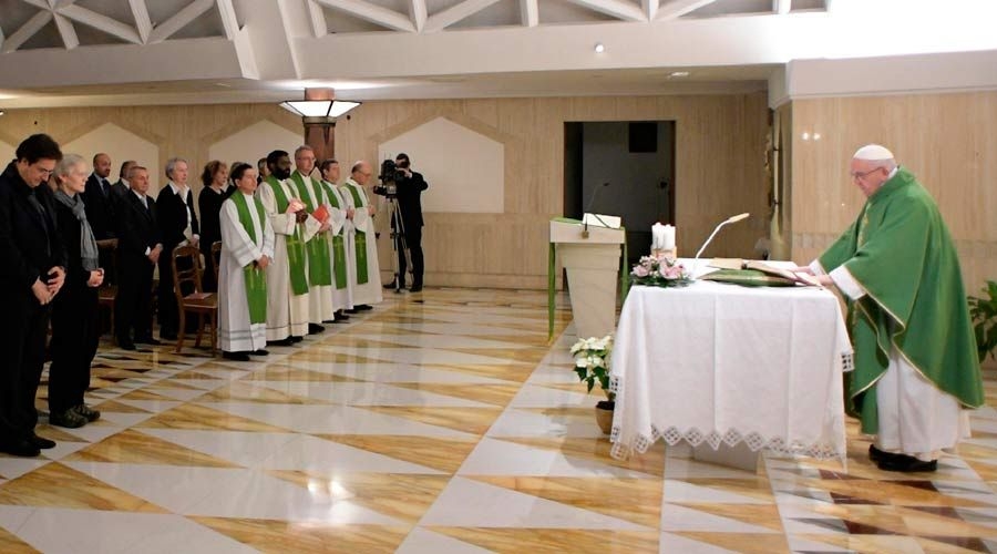 ¿Adorar en silencio? Un «camino» difícil pero necesario, según el Papa