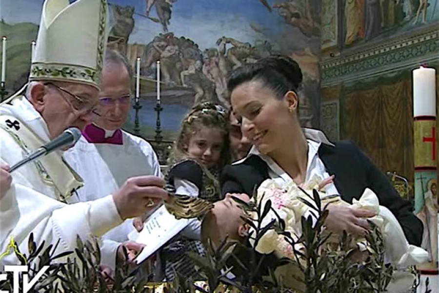Francisco bautiza a 28 niños en la Capilla Sixtina e invita a los papás a hacerles crecer en la fe