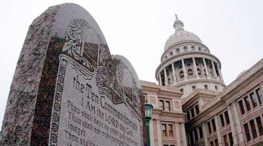 Destruyen monumento a los Diez Mandamientos en Estados Unidos