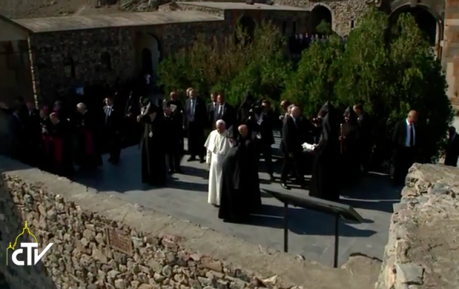 El Papa concluye el viaje a Armenia liberando palomas en la frontera con Turquía