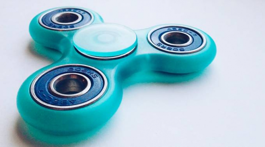 Sacerdotes jóvenes encuentran uso evangelizador a moda del «fidget spinner»