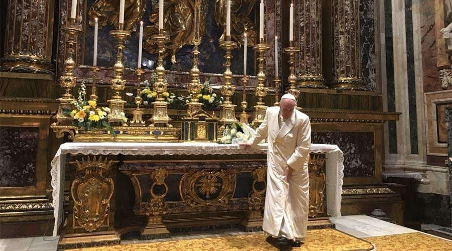 Francisco reza a la Virgen en Santa María la Mayor al volver de Asia
