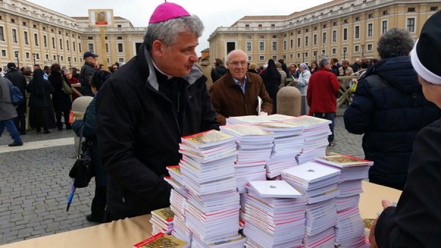 El Papa deja tarea antes de Semana Santa y regala ‘Evangelio de la Misericordia’