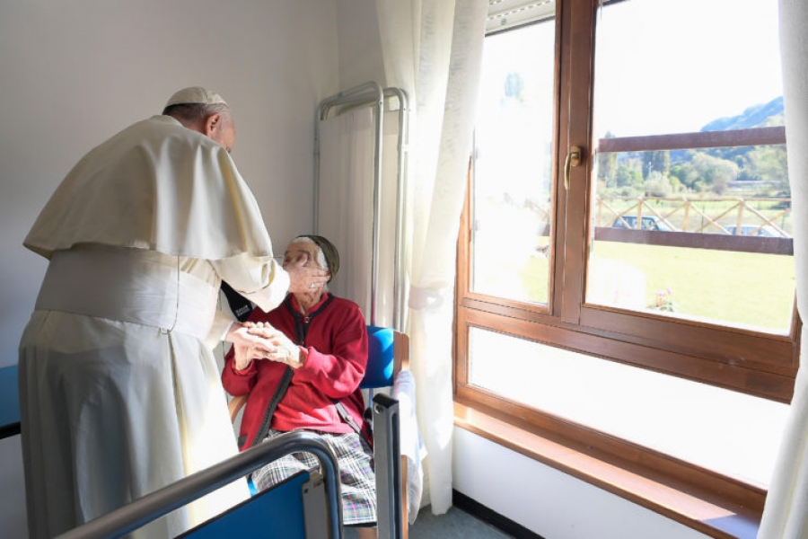 Francisco almuerza con ancianos no autosuficientes
