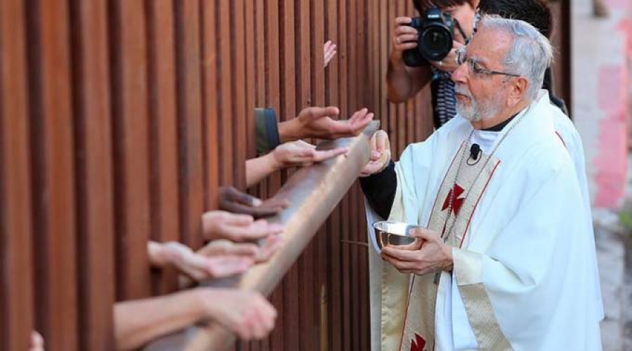 Obispos de México lanzan campaña en redes sociales #elmigranteesundon