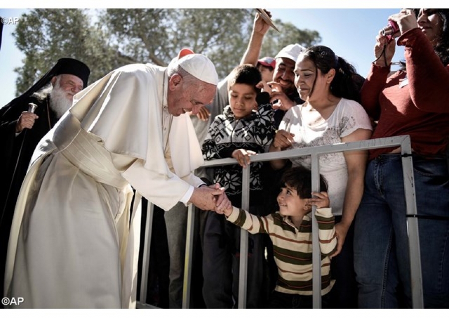 El Papa vuelve con tres familias de refugiados que estarán a cargo del Vaticano