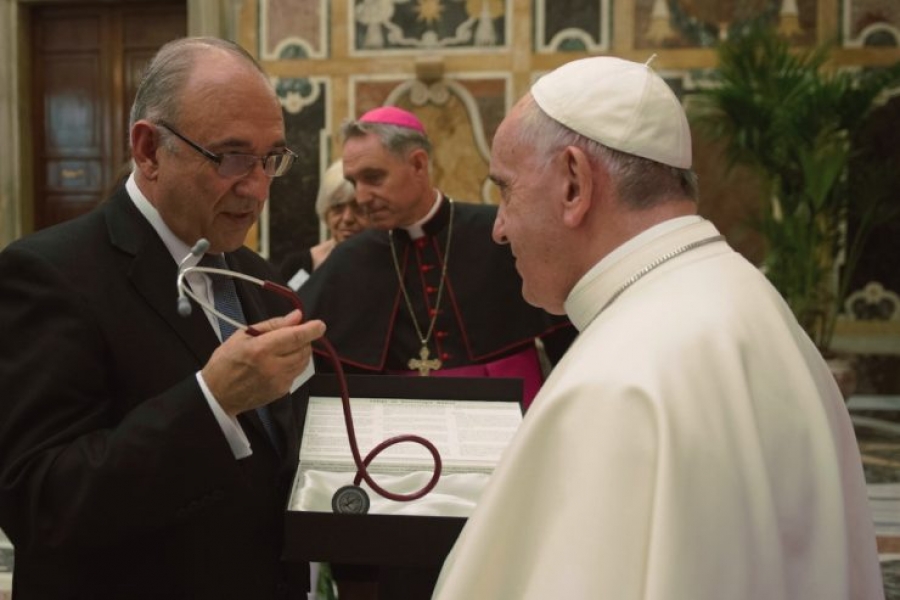 Francisco recuerda a los médicos que &#039;la compasión no es lástima, es padecer-con&#039;