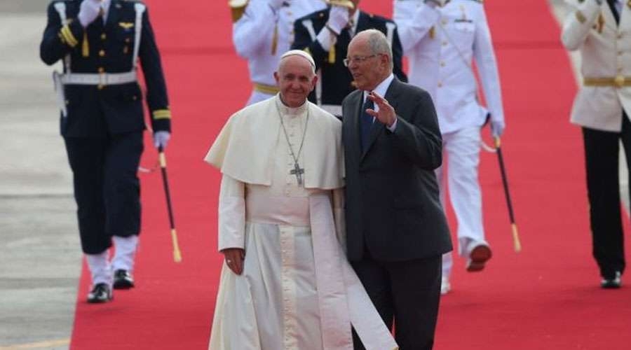 El Papa Francisco llega a Perú