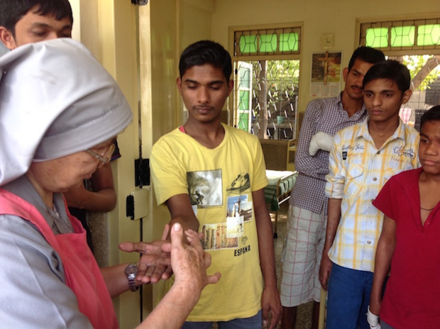 India “deportará” a una misionera que lleva 40 años ayudando a los leprosos