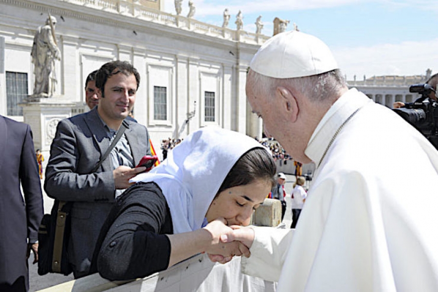 Yazidíes: Nadia Mourad, superviviente del Isis, saluda al papa Francisco