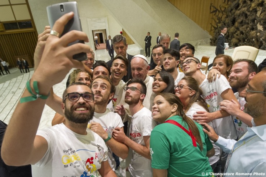 Los efectos de las redes sociales en la fe de los jóvenes adultos