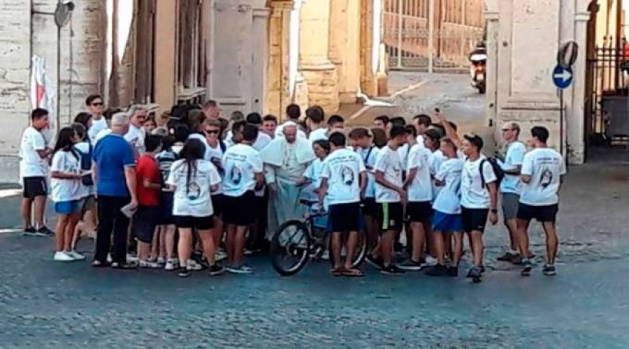 Francisco bendice a jóvenes ciclistas en peregrinación por el Jubileo