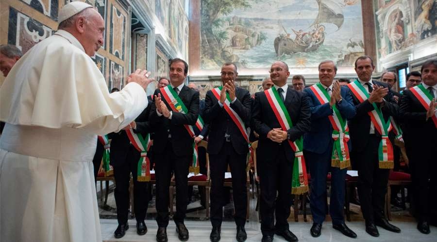 Papa Francisco a alcaldes: No sean ambiciosos y ayuden a los ciudadanos