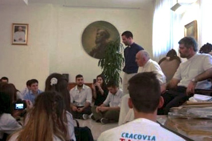 Mate, oración y charla del Papa con un grupo de jóvenes argentinos