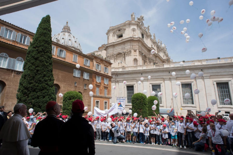 El Papa conversa con los niños sobre el drama de la migración