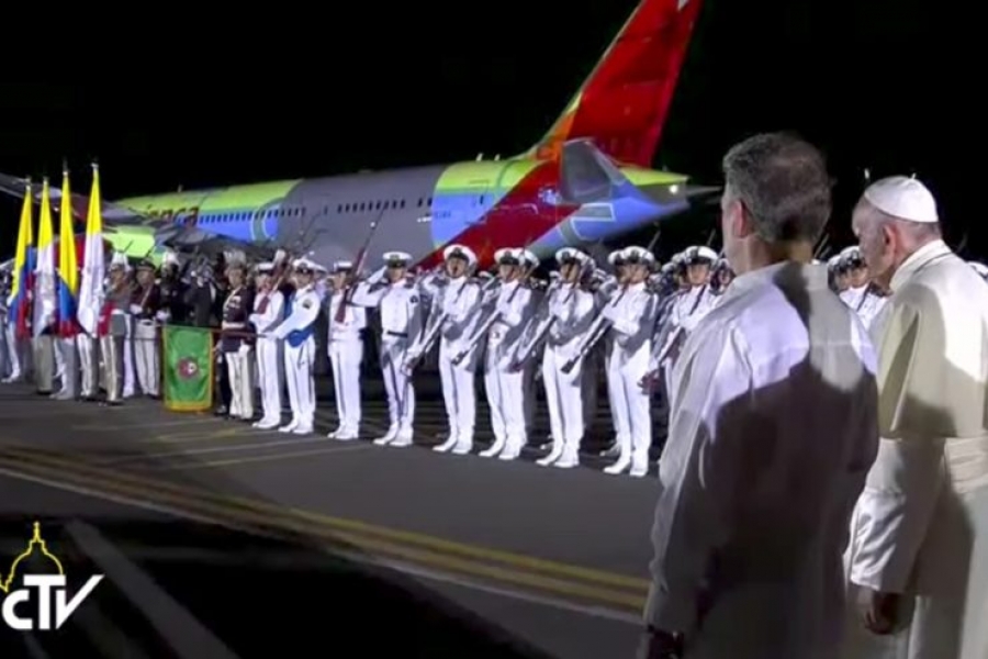 Papa Francisco se despide de Colombia y alienta a no quedarse en el primer paso