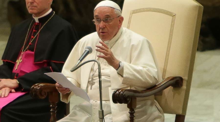 Las religiones tienen un papel insustituible en la construcción de la paz, dice el Papa