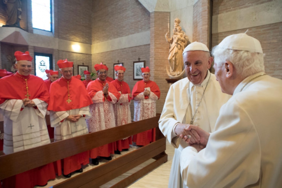 Padre Lombardi: Francisco siente el apoyo de su predecesor Benedicto XVI