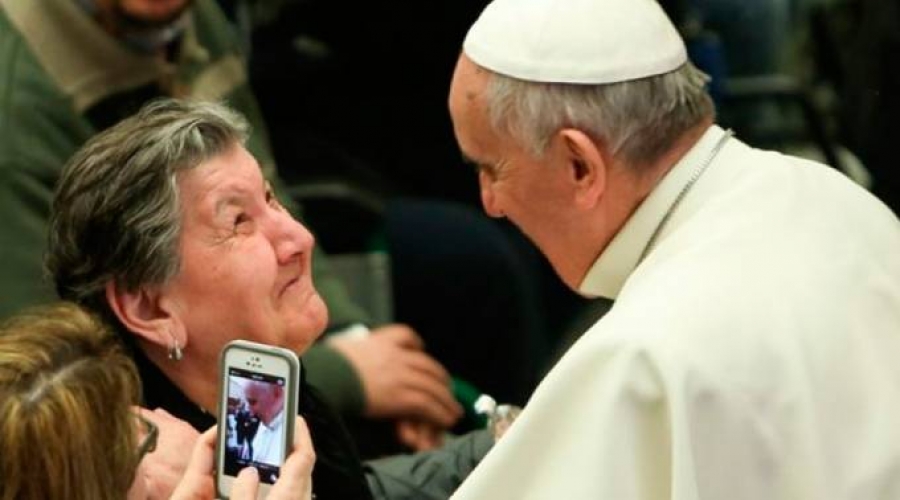 El regalo del Papa Francisco que sorprendió a una pareja de ancianos