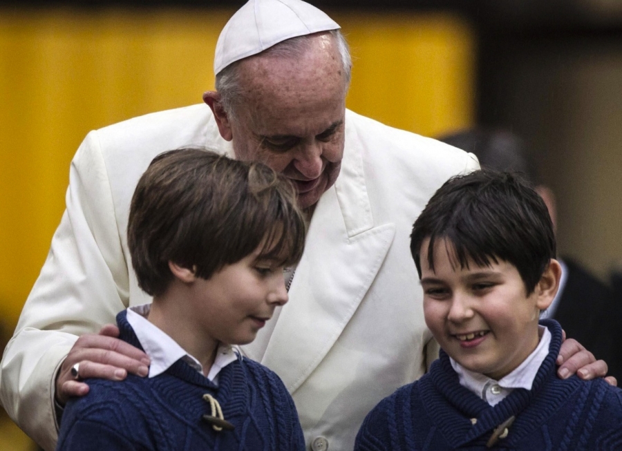 Francisco: Es deber de todos proteger a los niños