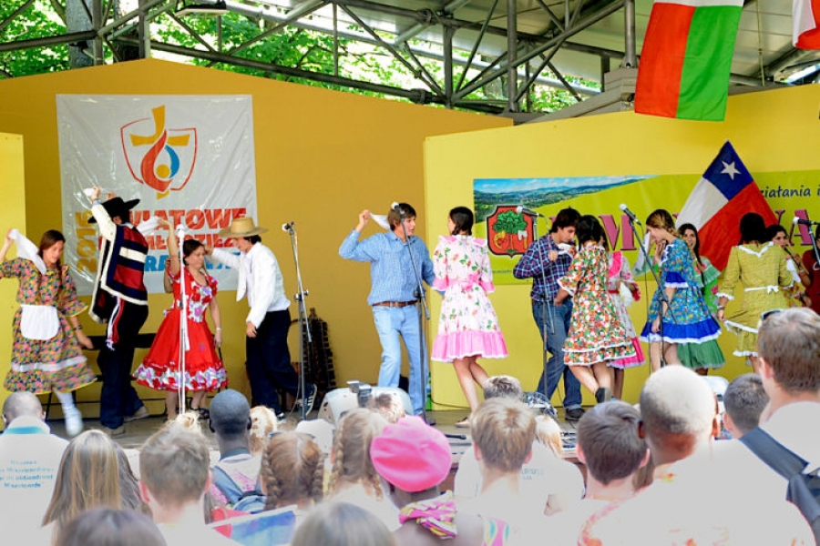 JMJ en Polonia: jóvenes chilenos abren un evento con el baile de la cueca