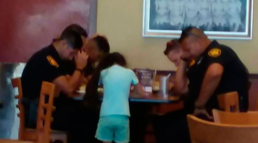 Niña de 8 años sorprende a policías con una tierna propuesta de oración