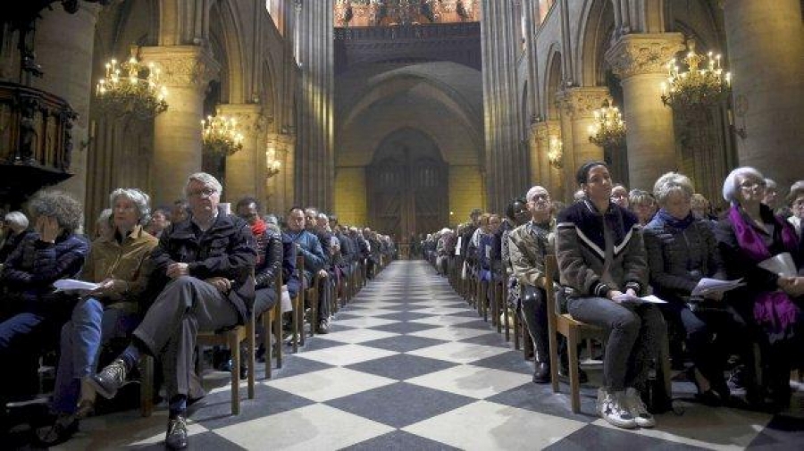 Parisinos se vuelcan a las iglesias católicas tras atentados
