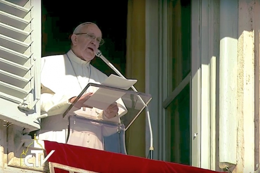El Papa en el ángelus: ofrecer el Evangelio a los pobres no sea asistencia ni política