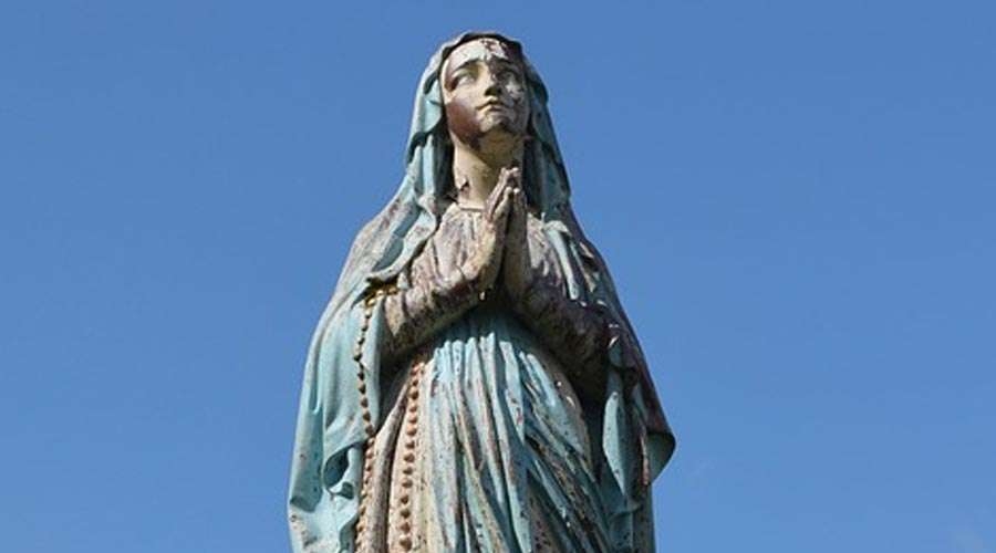 Decapitan y cortan manos de imagen de la Virgen María